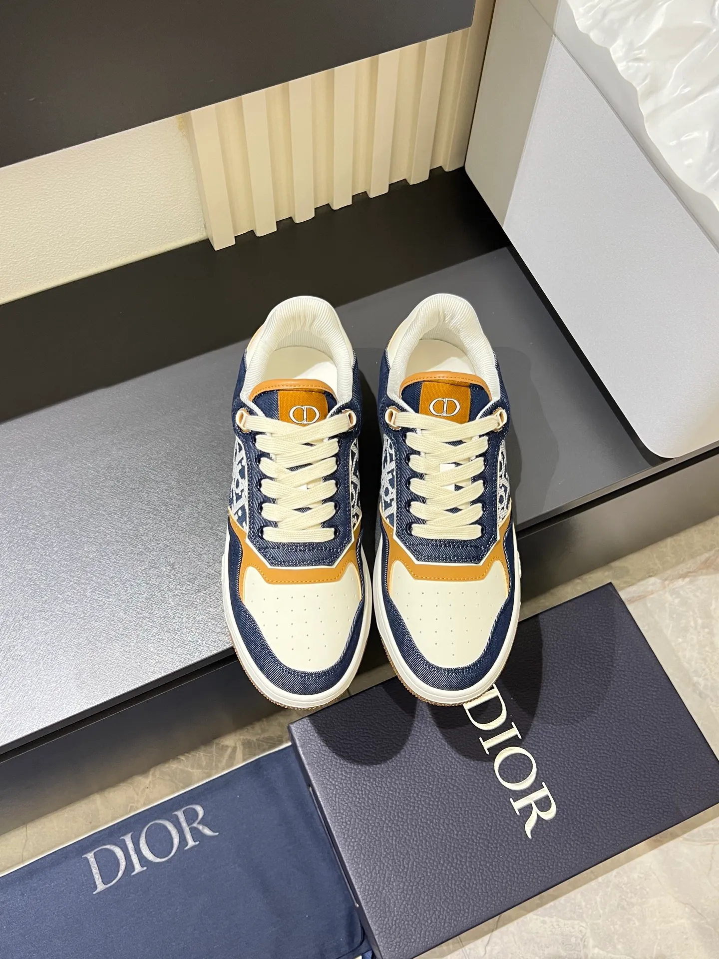 Men's shoes 💰p400 "Dio*" mid-top B27 casual sneakers. This B27 high-top sneaker is a new product in the series and continues Di*r's classic style. Crafted from gray and white smooth calf leather with beige and black Oblique print panels on the sides. The "CD Icon" shaped shoelace eyelets are clever and delicate, and the two-color rubber sole, rear collar and heel are all equipped with the brand's iconic details to enhance the style. Oblique printed straps at the ankle allow for an adjustable fit to complement the overall design. Fashionable and versatile, it can complement any look. Create an exquisite design with unique dynamic vitality and modern atmosphere, presented in low-top and high-top styles. This new must-have shoe adds a new dimension to Dior's archive heritage, embodying modern elegance. Purchase the original version and make it 1:1. If you need top quality, please come to me! Male 38-44!